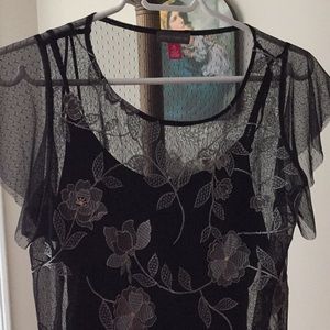 🌂NWOT VINCE Camuto- Embroidered two piece top